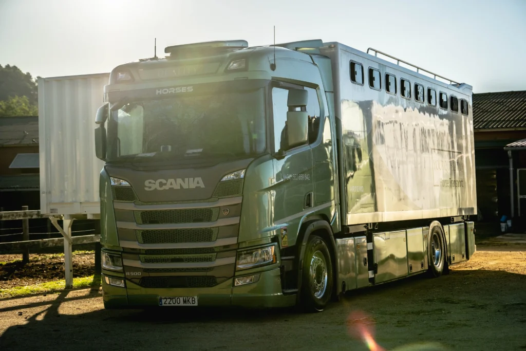 Conocer los tipos de camiones y vans para transporte de caballos y elegir el mejor para su bienestar