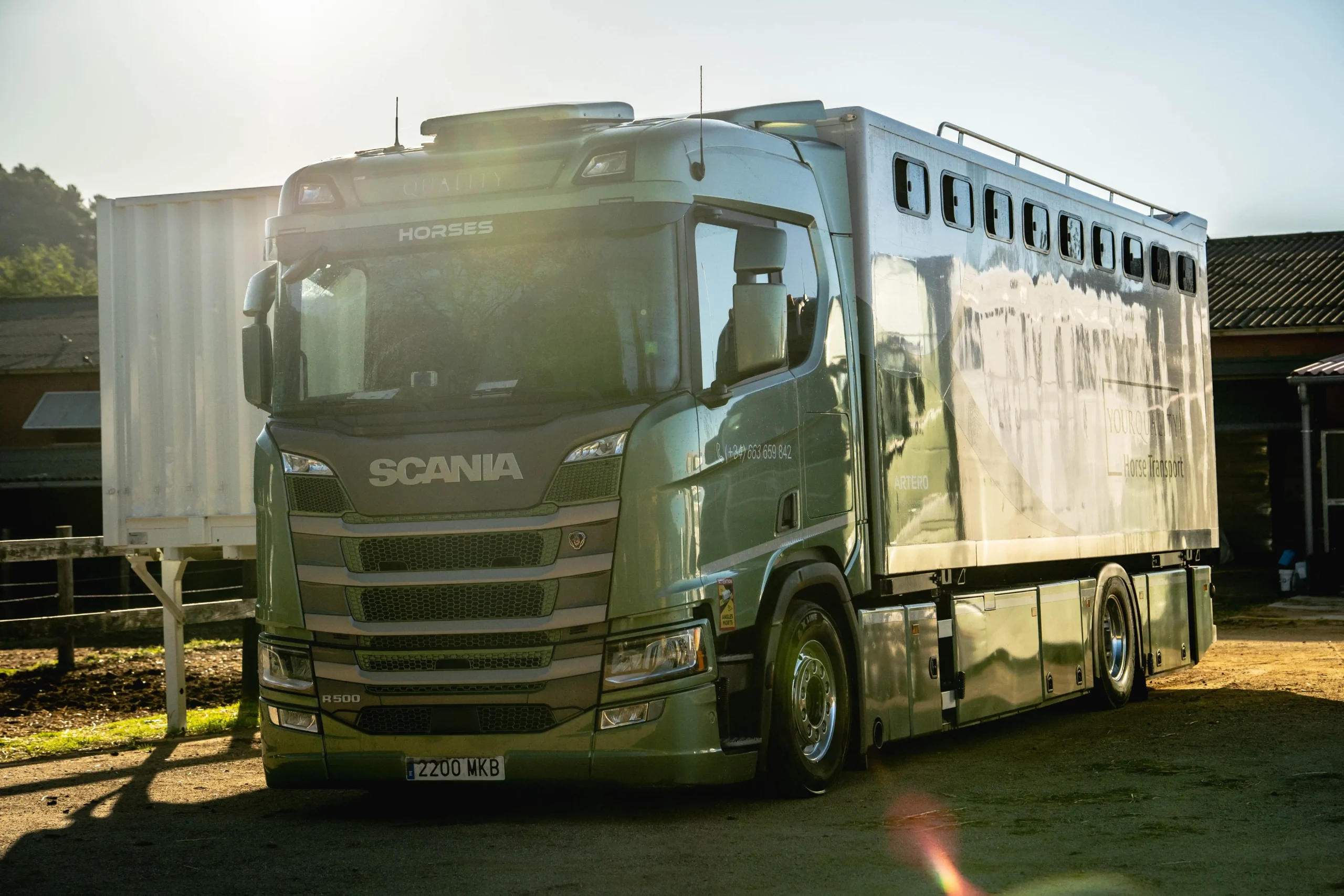Conocer los tipos de camiones y vans para transporte de caballos y elegir el mejor para su bienestar