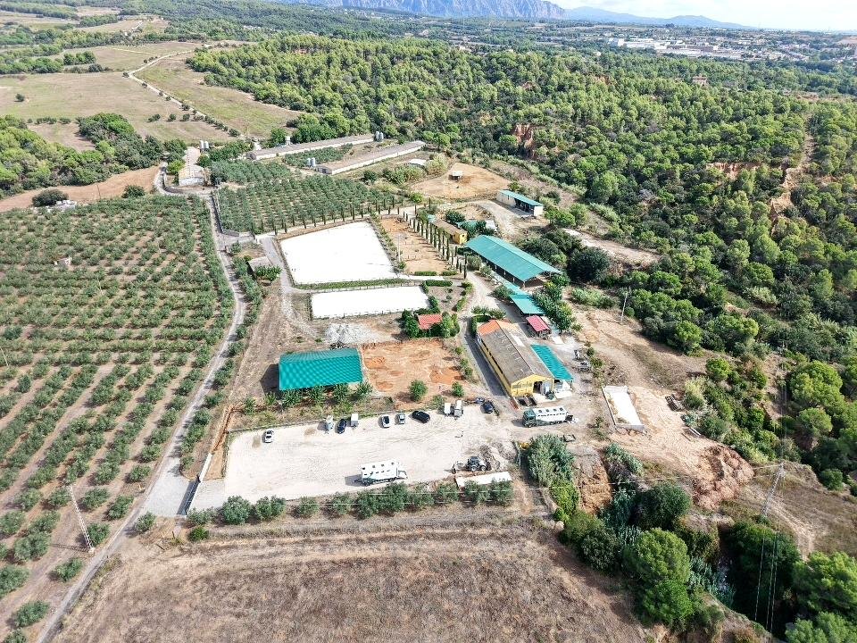 Vista aérea de la base logística de Your Quality Horse Transport