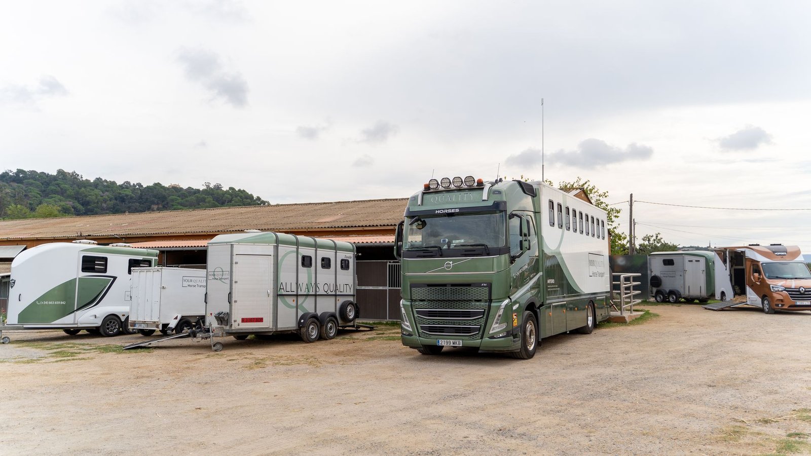 Camions de transport chevaux YQHT à la base