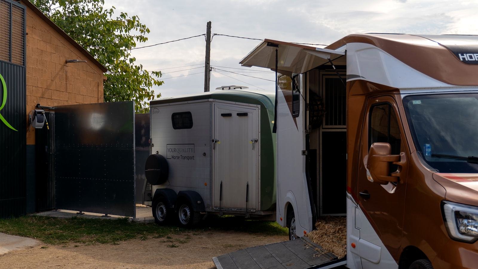 Camión y vans de YQHT listos para salir de ruta