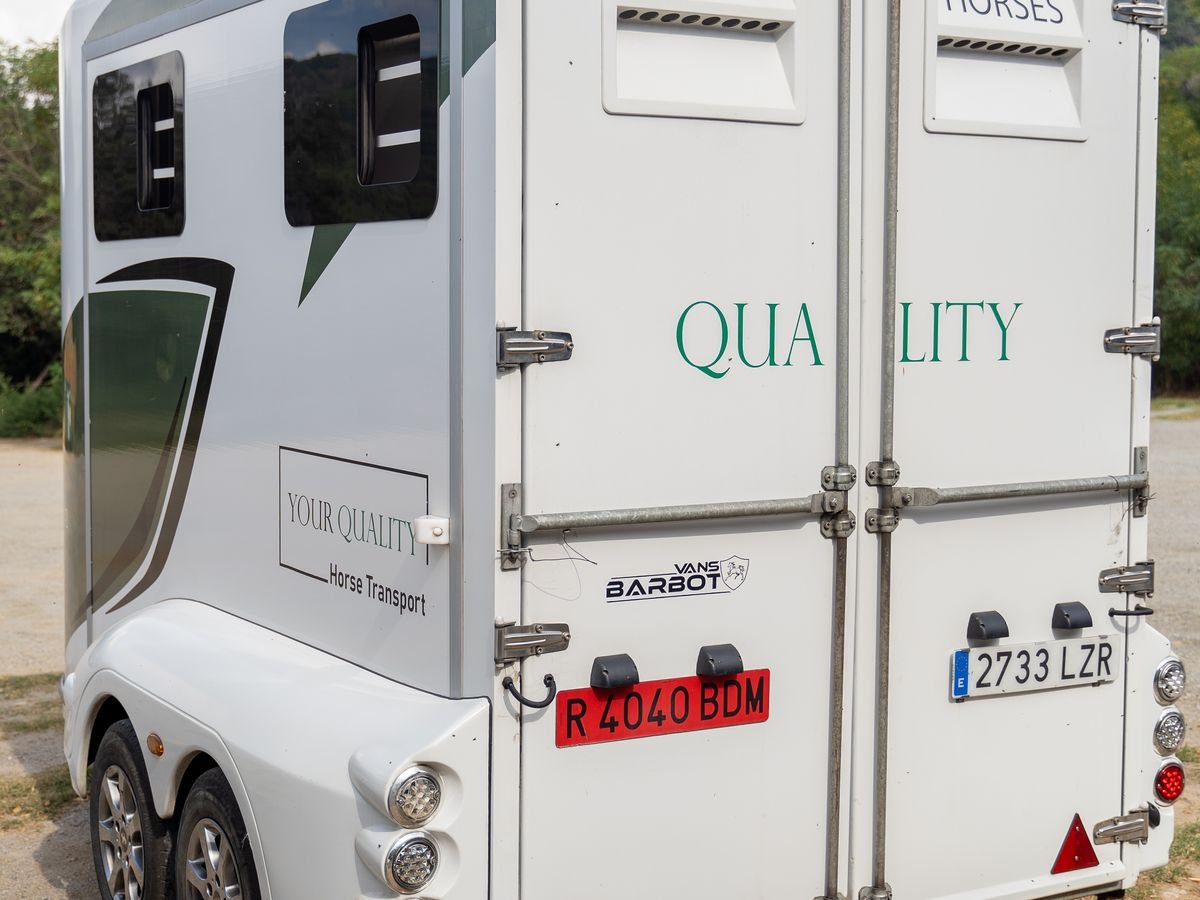 Arrière du van de transport chevaux