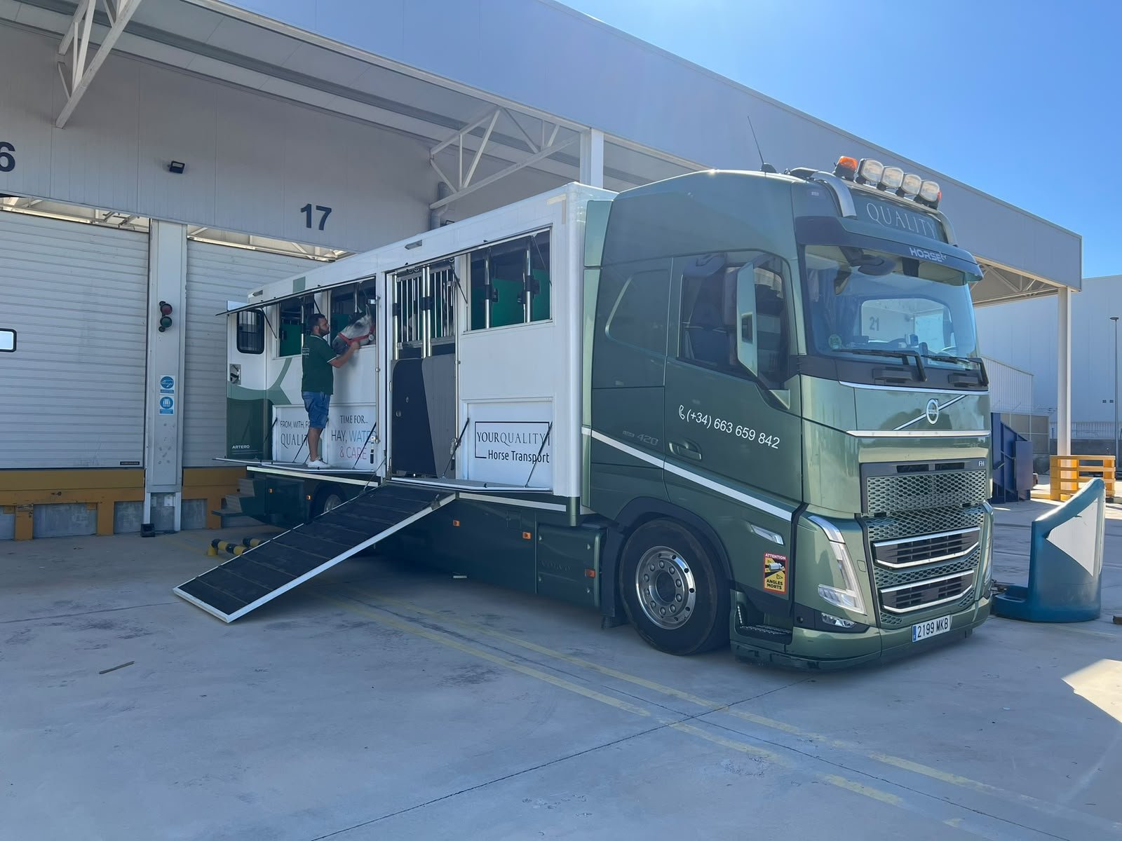 Camión Volvo de la flota de Your Quality Horse Transport con la rampa desplegada