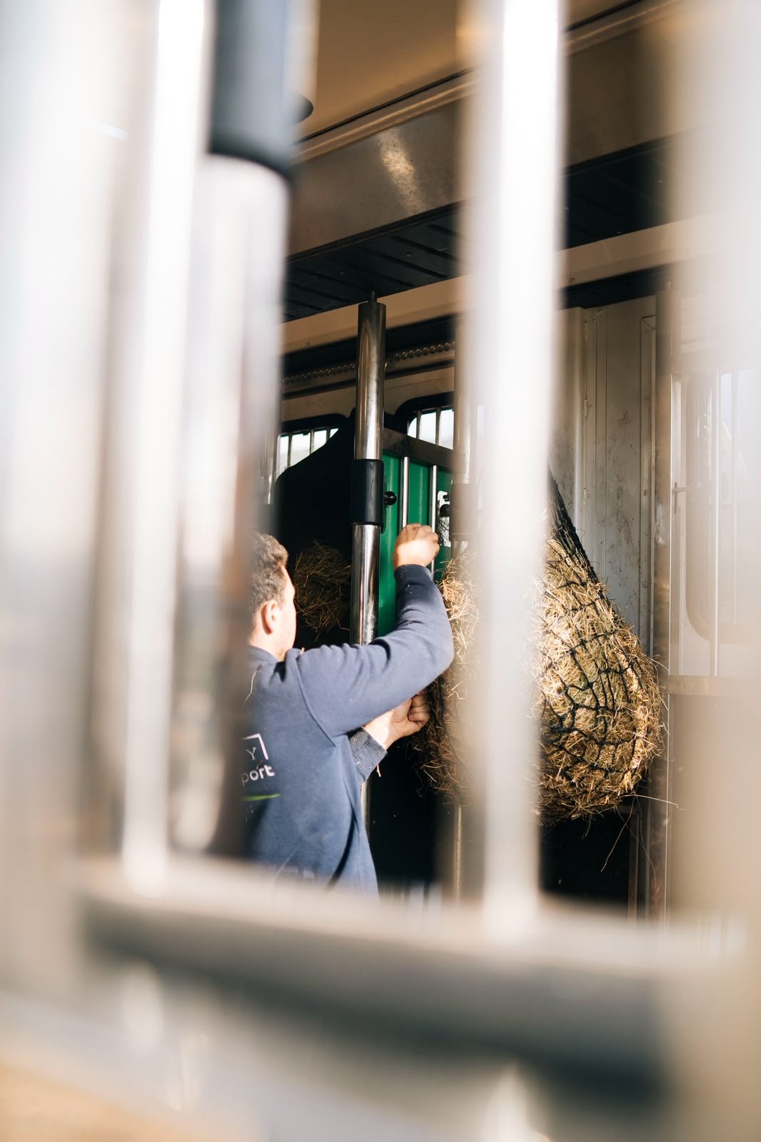Redes de heno y cama de viruta preparadas en el interior del camión de transporte equino